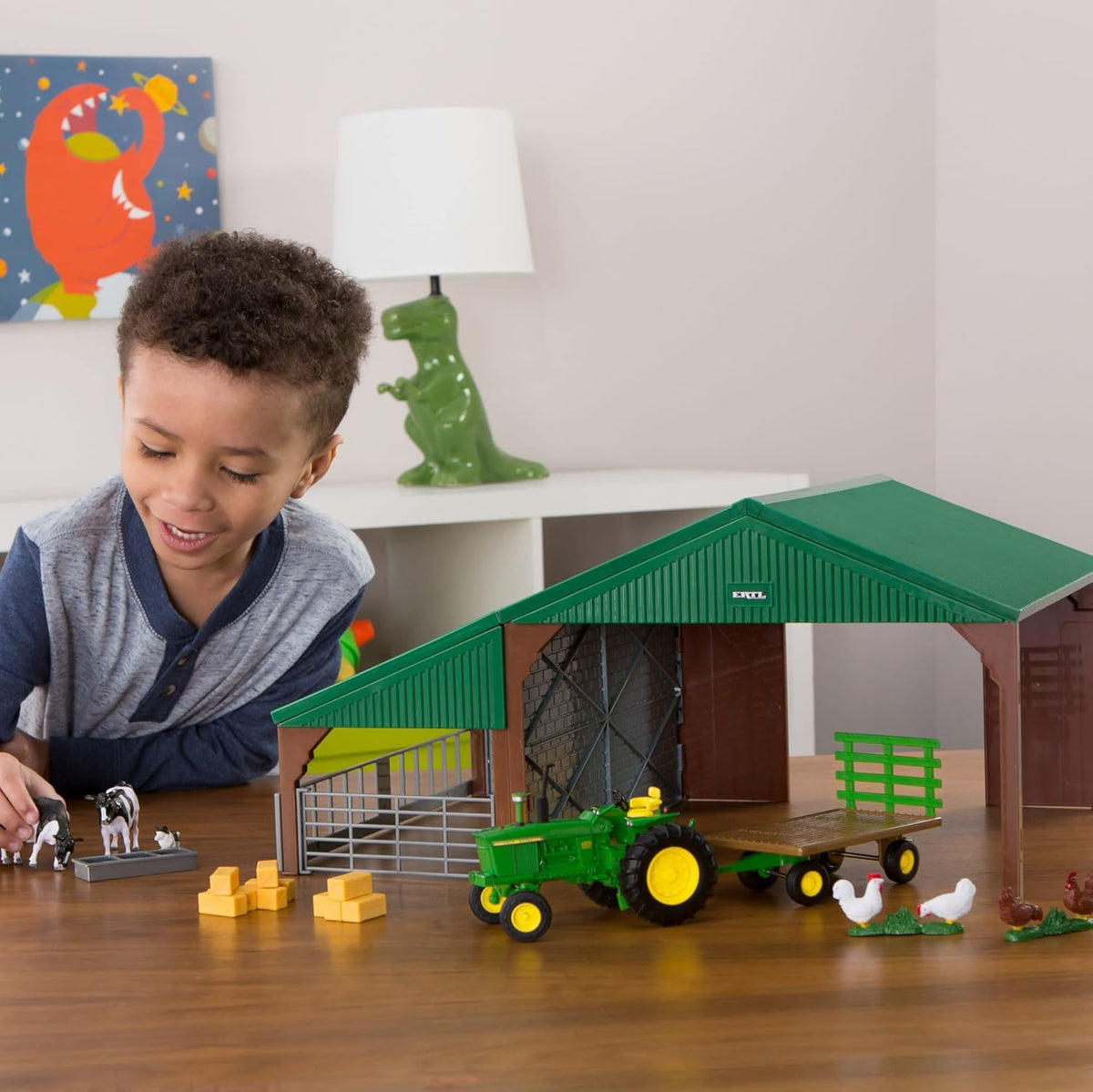 1:32 SHED W/JOHN DEERE TRACTOR