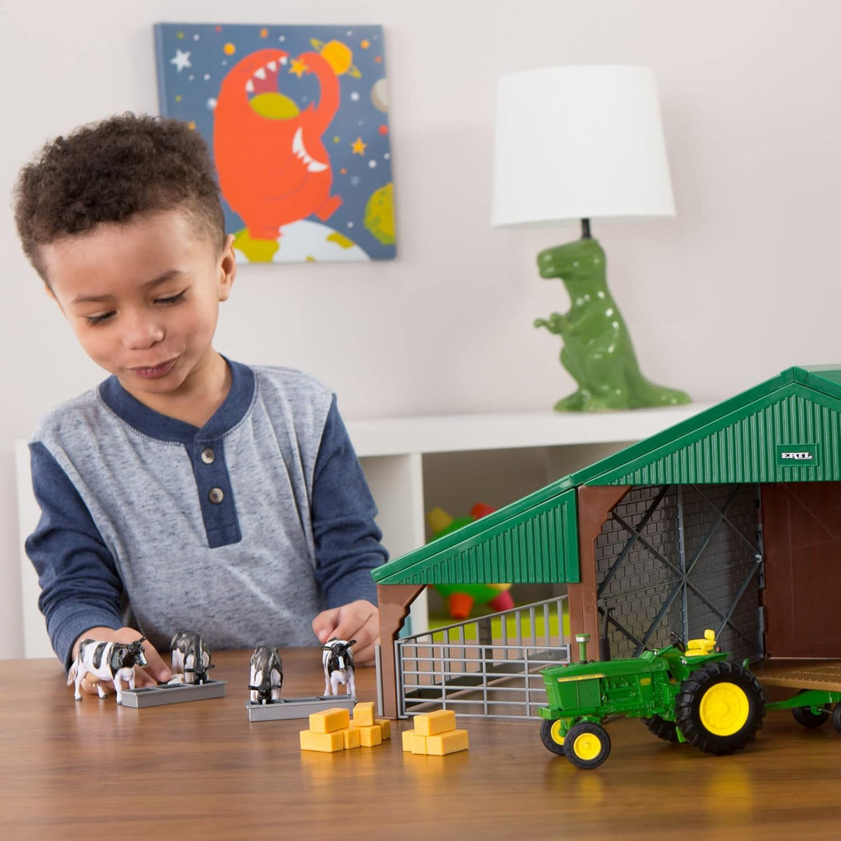 1:32 SHED W/JOHN DEERE TRACTOR