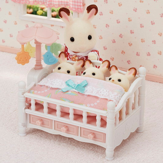 S/FAMILIES CRIB WITH MOBILE