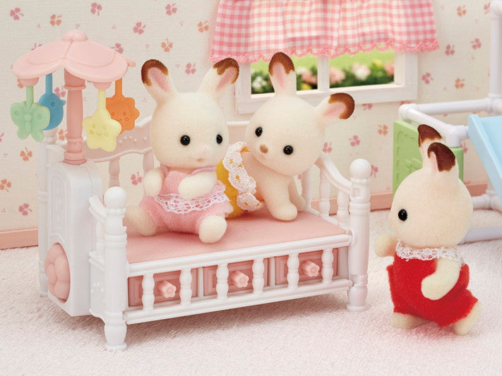 S/FAMILIES CRIB WITH MOBILE