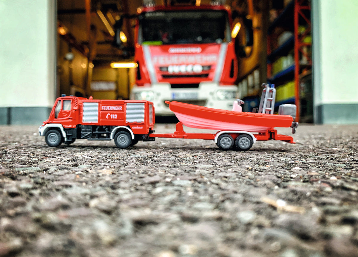 UNIMOG FIRE ENGINE W/BOAT